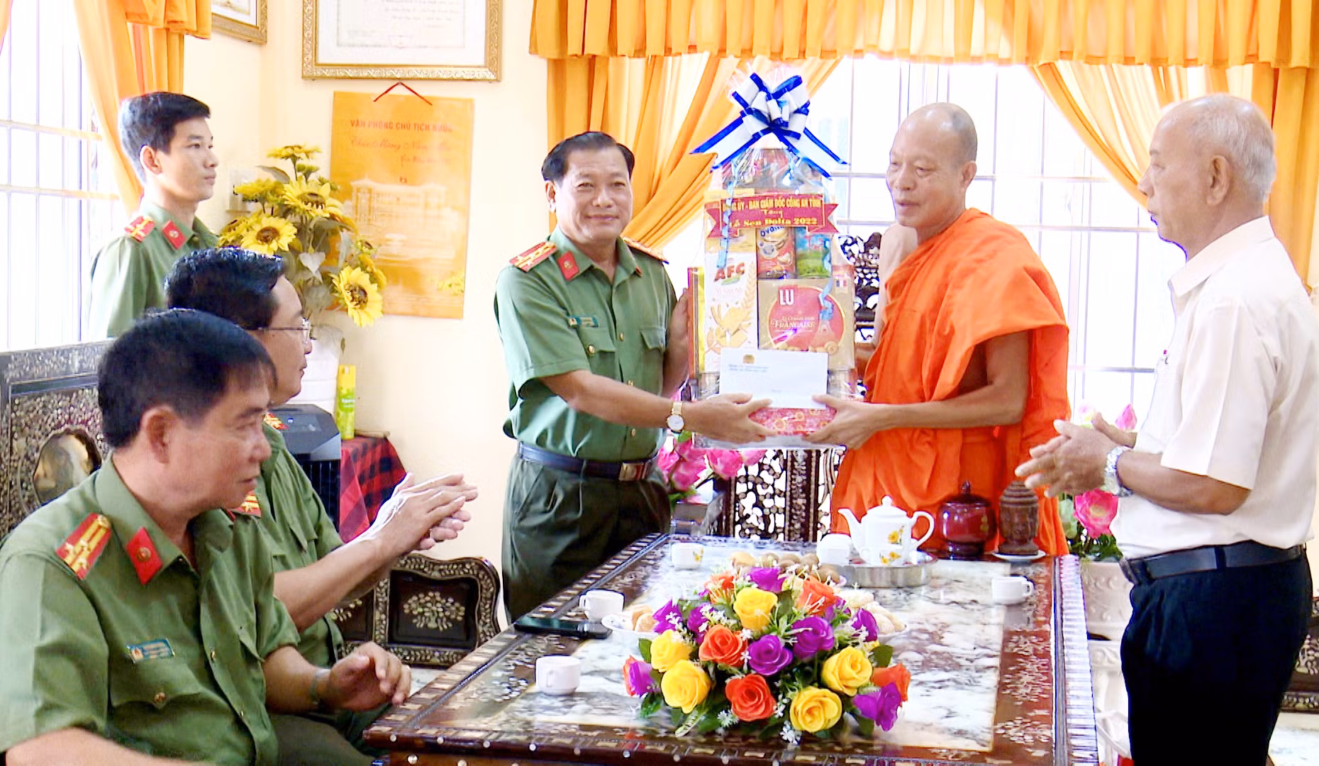 Công an Bạc Liêu chúc mừng lễ Sen Đolta của đồng bào Khmer -0