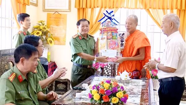Công an Bạc Liêu chúc mừng lễ Sen Đolta của đồng bào Khmer