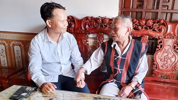 Những cánh chim đầu đàn trên bản, làng người Cơ Tu