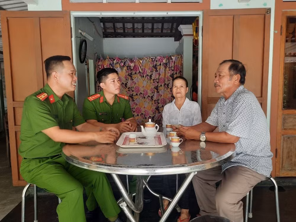 Thêm 1 người dân được Công an xã tìm lại người thân sau 55 năm xa cách -0