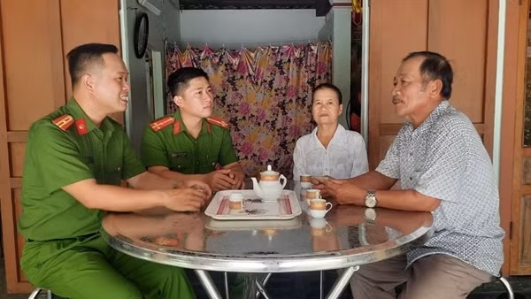 Thêm 1 người dân được Công an xã tìm lại người thân sau 55 năm xa cách