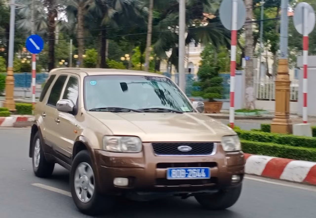 Tạm giữ ôtô biển xanh nghi gắn biển giả -0