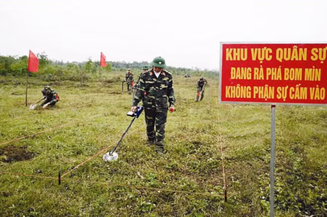 Hàng năm, Việt Nam cùng các đối tác vẫn thực hiện các chương trình rà phá bom mìn. Ảnh: Internet