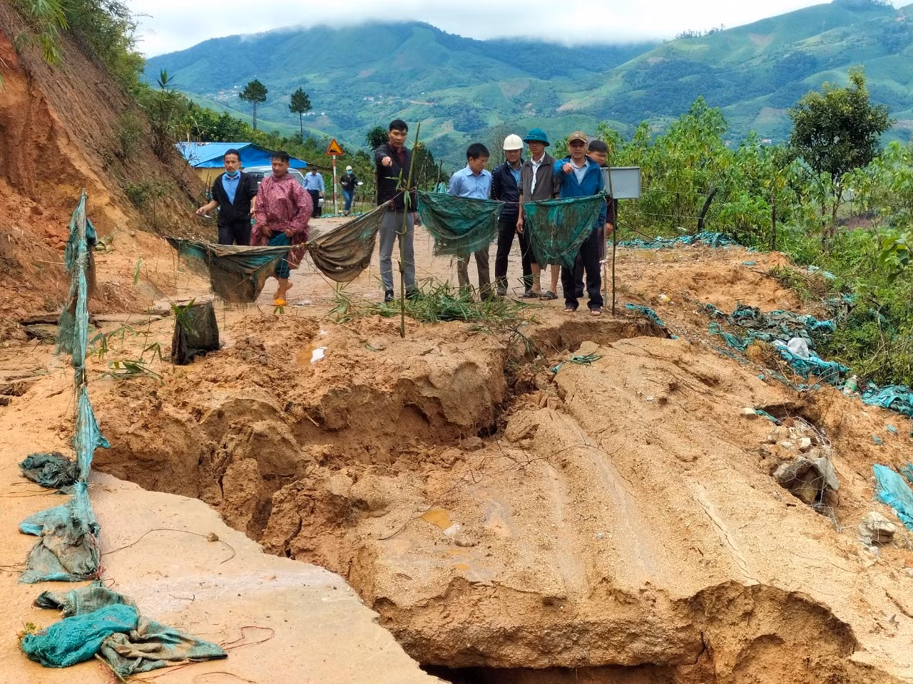 8.000 người dân ở 3 xã bị cô lập do mưa lũ -0