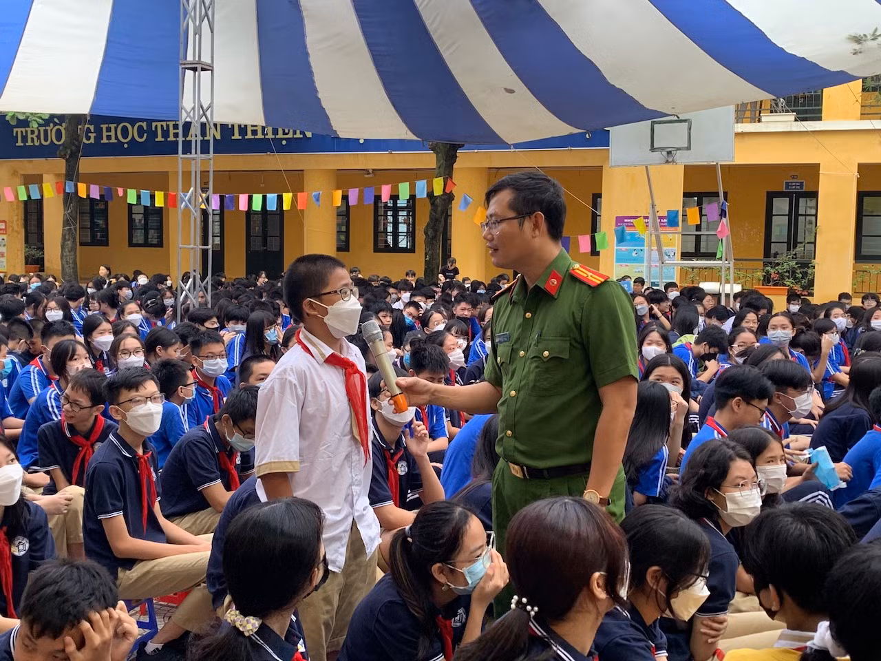 Cán bộ Công an đến trường học tuyên truyền phòng chống bạo lực học đường, xâm hại tình dục -0