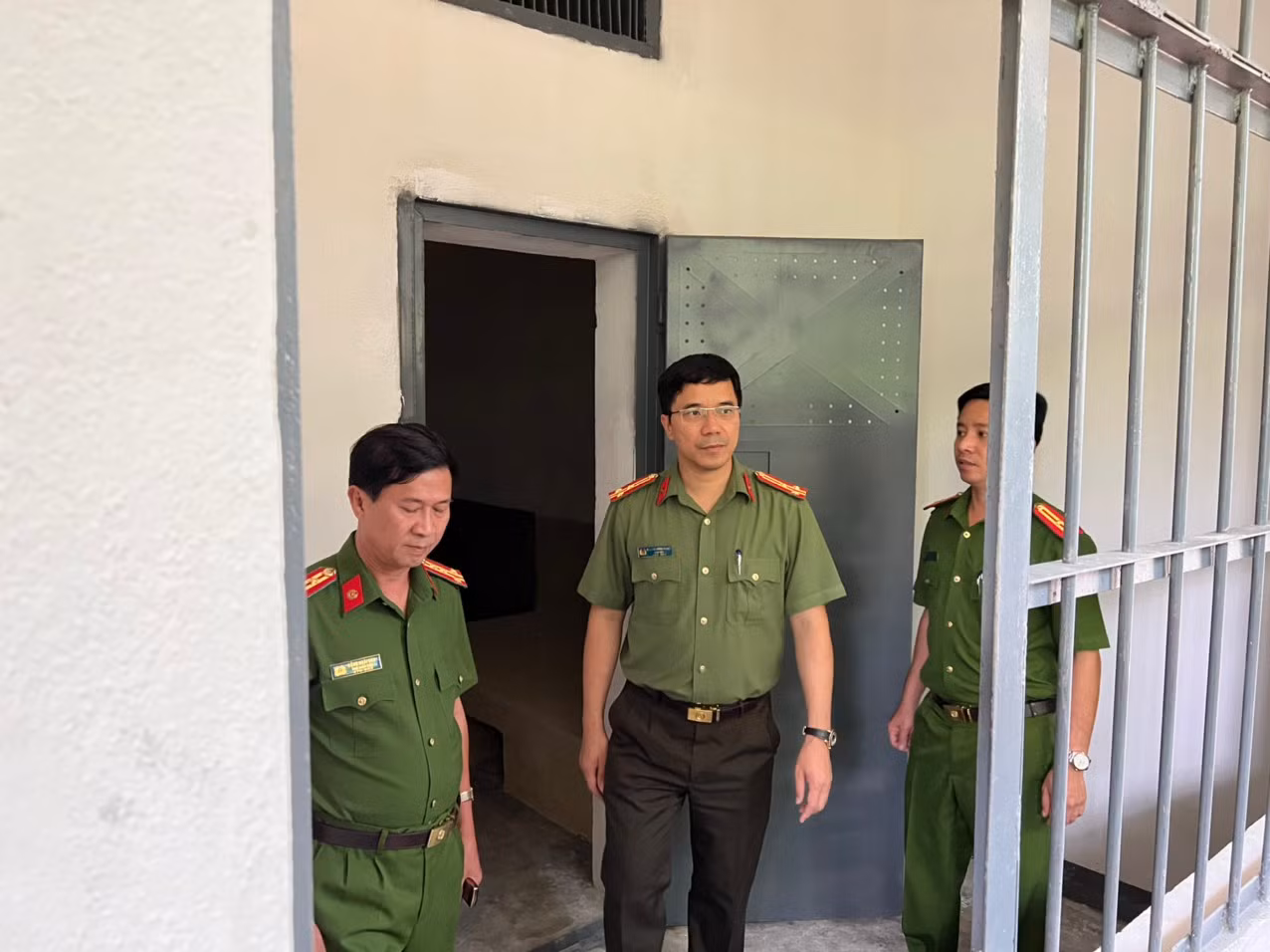 Bám sát địa bàn, tích cực giúp dân ứng phó bão số 4 -0