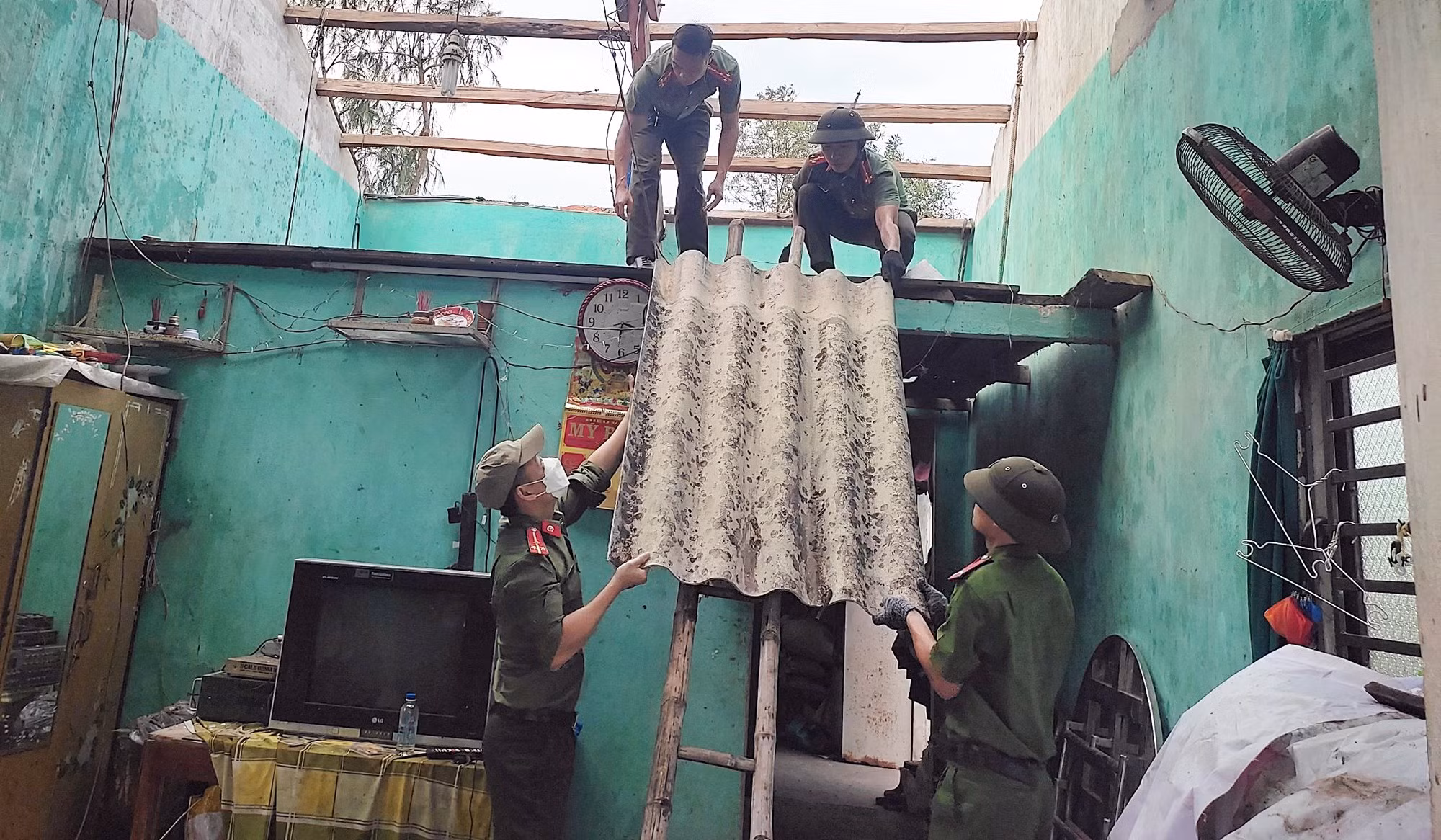 Sát cánh cùng người dân khắc phục hậu quả bão, lũ -0