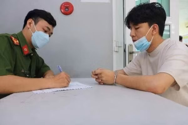 Bắt 8 đối tượng dùng chiêu giả nhân viên ngân hàng lừa đảo -0