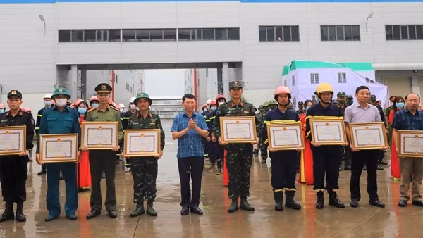 Diễn tập chữa cháy sét đánh gây chập điện làm nổ bình khí nén, chảy tràn hóa chất