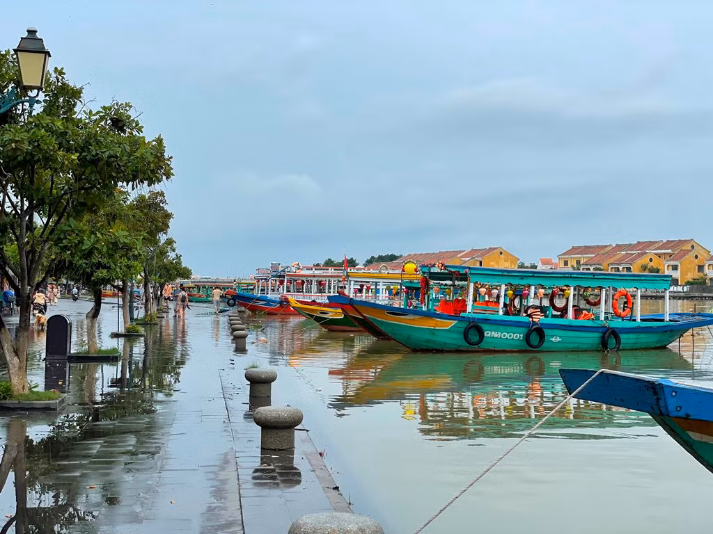 Hội An: Gia cố bờ biển Cửa Đại, chống đỡ để bảo vệ di tích Chùa Cầu và tạm dừng bán vé tham quan phố cổ trước bão số 4 đổ bộ -0