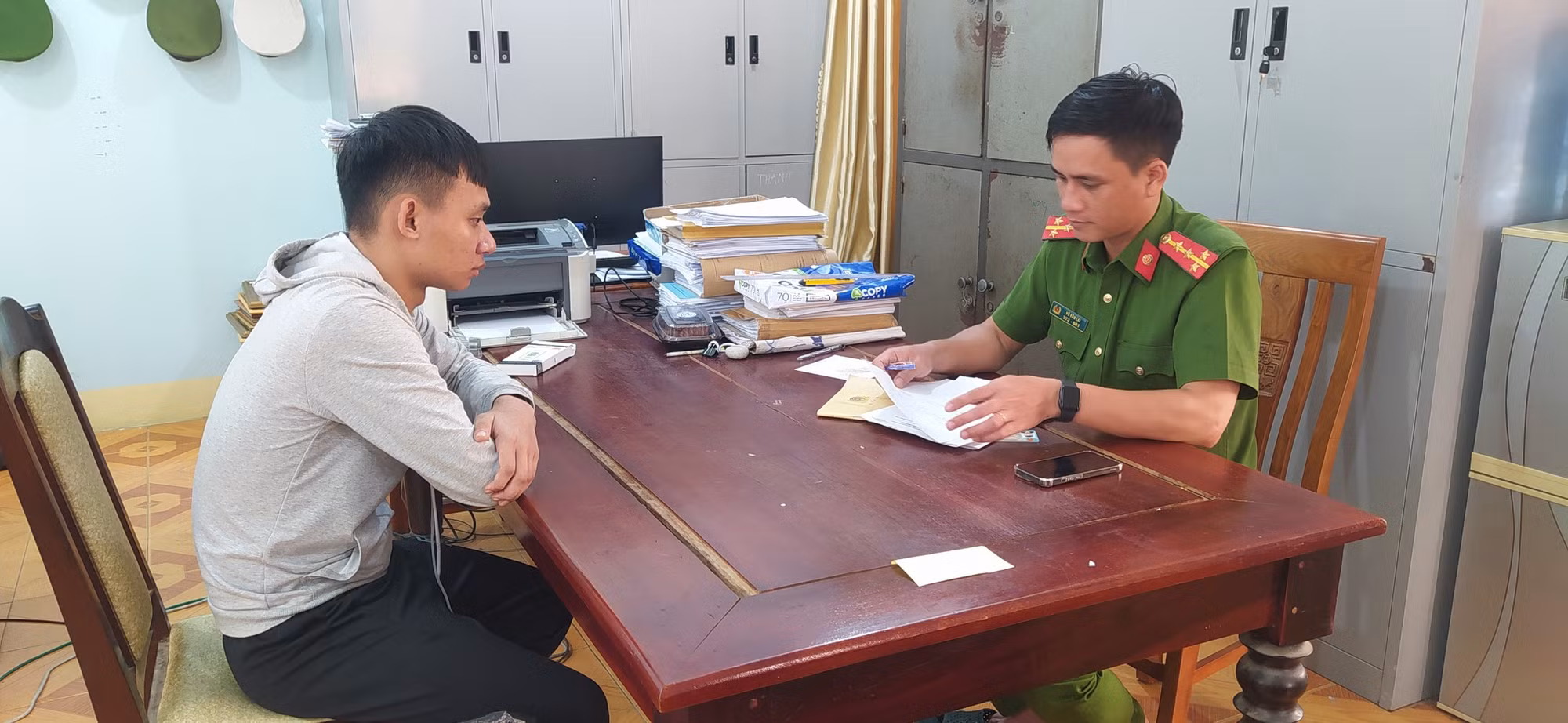  Công an xã vận động đối tượng trốn nã ra đầu thú -0