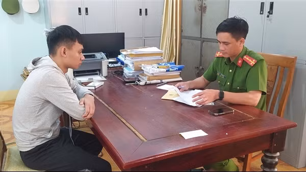 Công an xã vận động đối tượng nguy hiểm đang trốn nã ra đầu thú