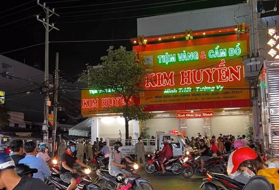 Gã bán trái&nbsp;cây dùng đá để cướp tiệm vàng -2