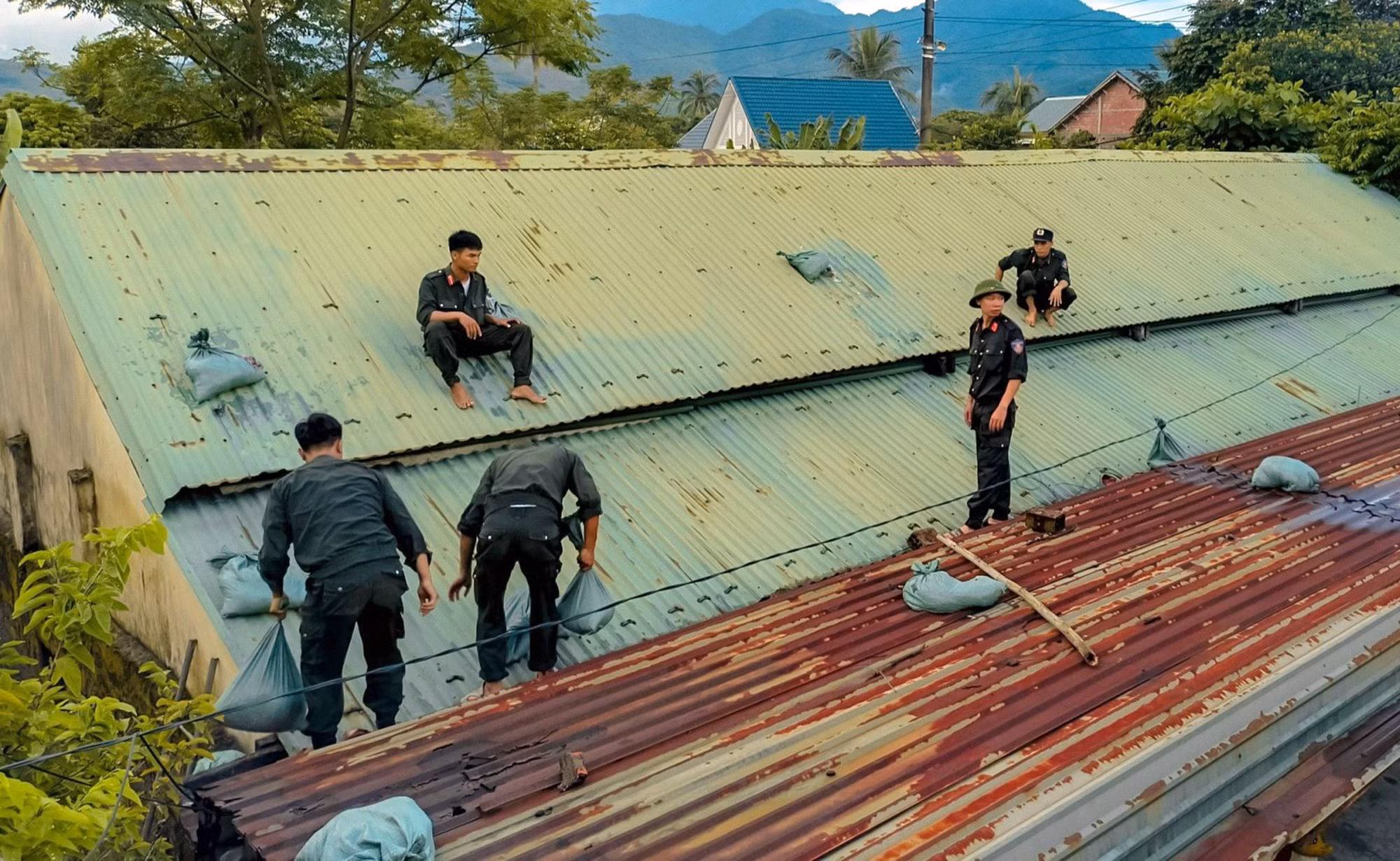 Cảnh sát cơ động Trung Bộ tham gia giúp người dân ứng phó bão số 4 -0