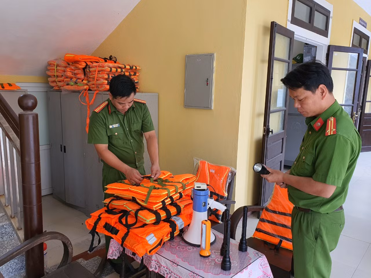 Công an tỉnh Thừa Thiên-Huế “3 sẵn sàng”, “4 tại chỗ” giúp dân ứng phó bão số 4 -0