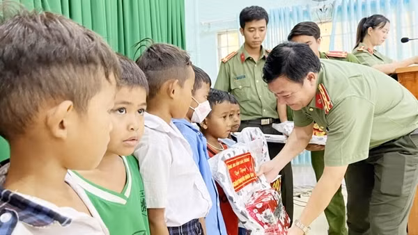 Công an Sóc Trăng tặng quà đồng bào Khmer nhân lễ Sene Đolta