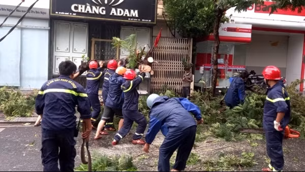 Khẩn trương giúp dân khắc phục hậu quả bão Noru