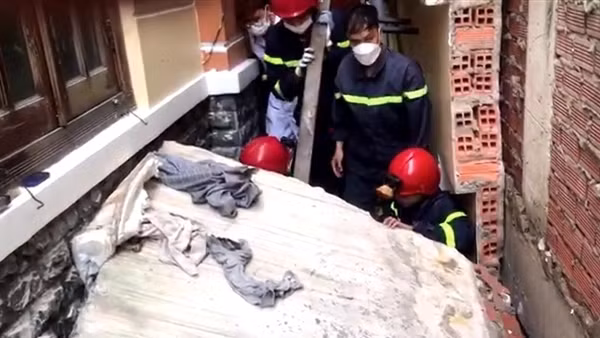 Cứu sống người đàn ông bị bức tường lớn đổ sập chôn vùi