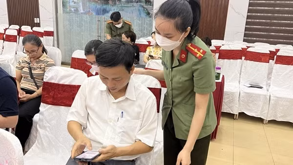 Làm thủ tục cấp hộ chiếu bằng… điện thoại