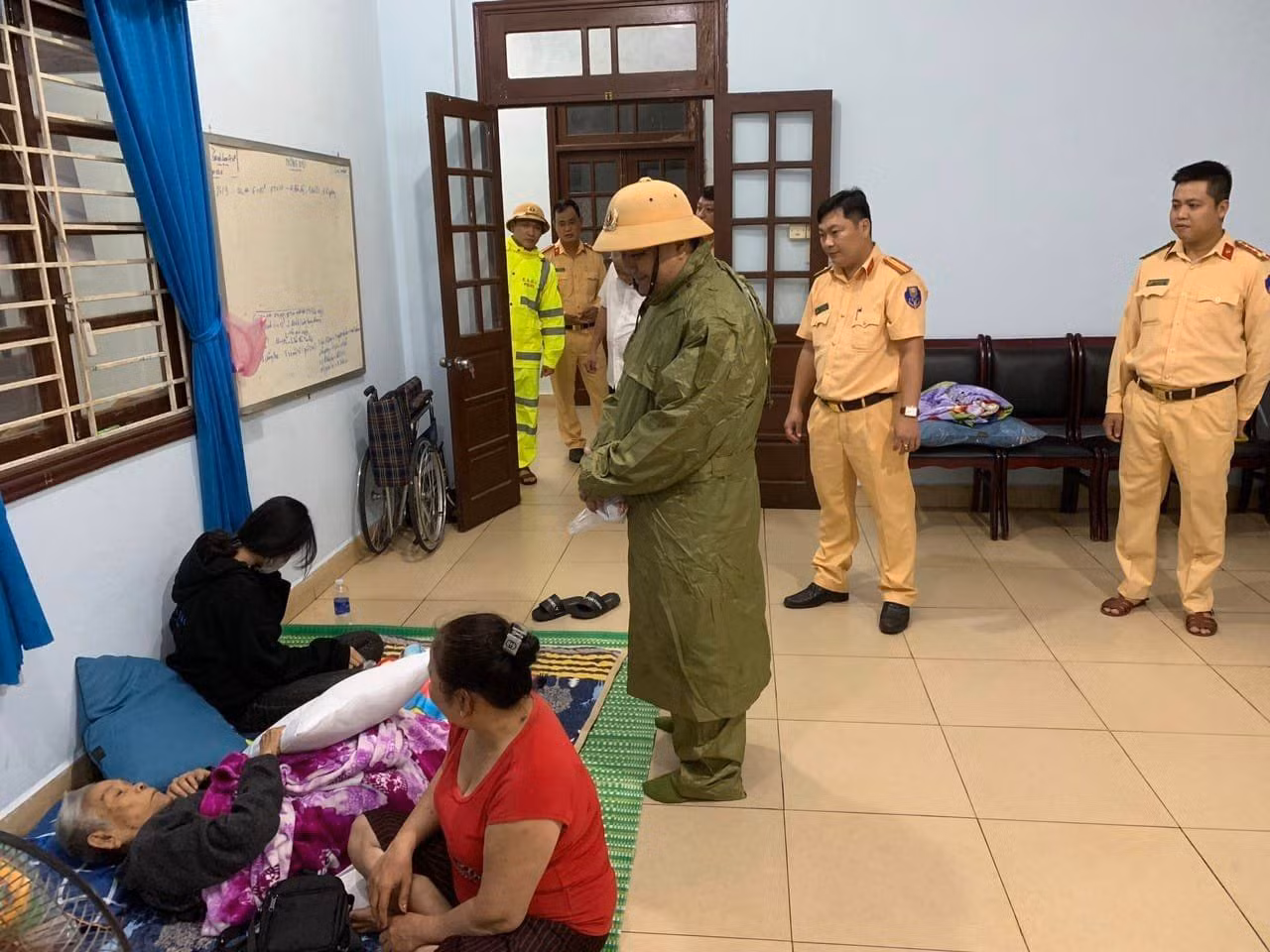 Công an Đà Nẵng trắng đêm giúp người dân vượt tâm bão số 4 -0