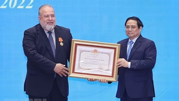 Thủ tướng Cuba Manuel Marrero Cruz đón nhận Huân chương Hồ Chí Minh