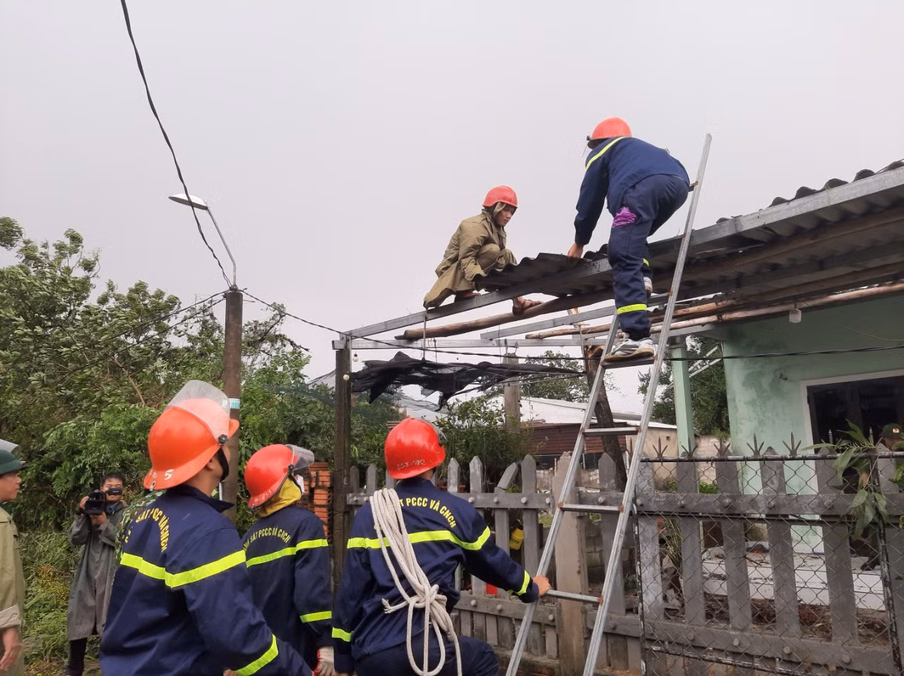 Bão số 4 thổi tốc mái hàng trăm nhà dân ở Huế, 5 người bị thương -0