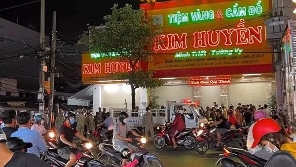 Gã bán trái&nbsp;cây dùng đá để cướp tiệm vàng