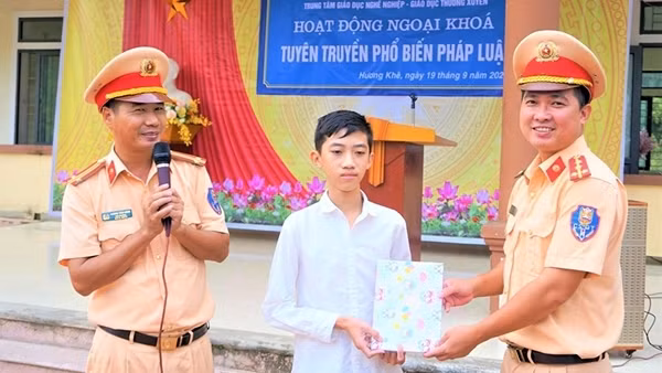 Đến trường học phổ biến kiến thức pháp luật