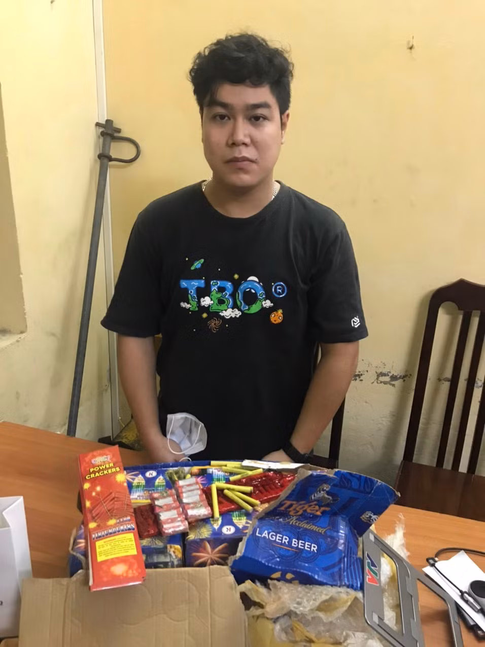 Thợ quay phim mua bán khoảng 8 kg pháo -0