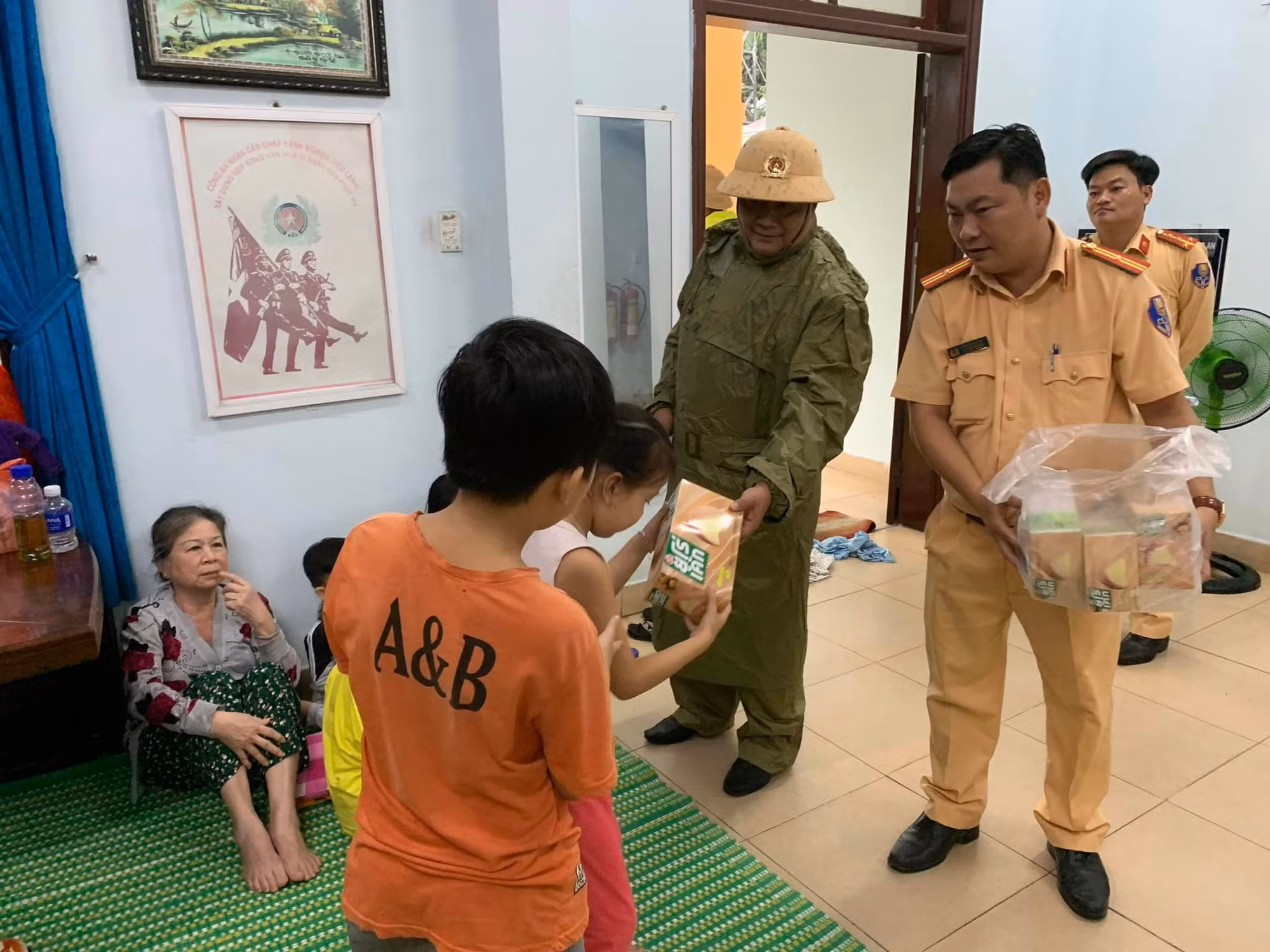 Công an Đà Nẵng trắng đêm giúp người dân vượt tâm bão số 4 -1