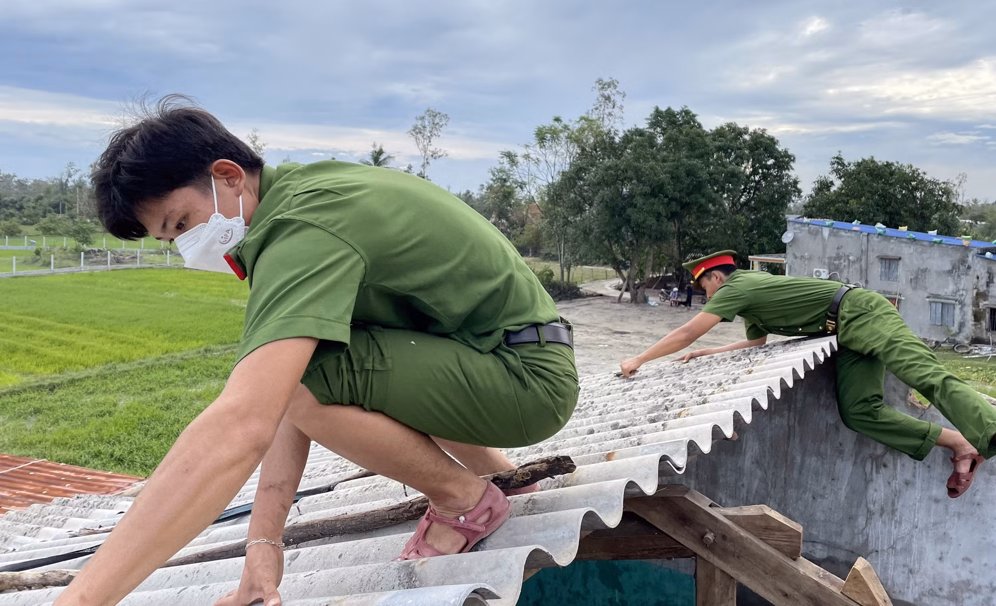 Sát cánh cùng người dân khắc phục hậu quả bão, lũ -0