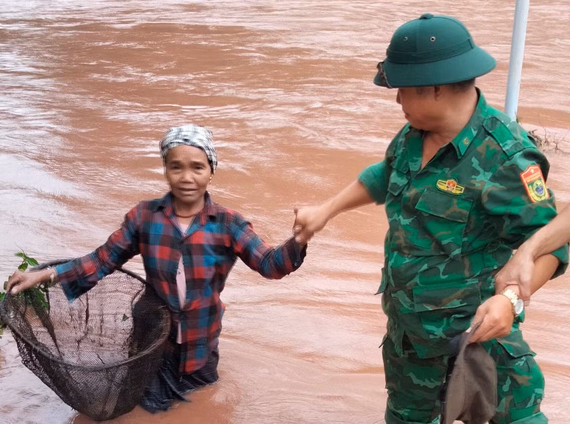Mưa lớn nước lũ đổ về chia cắt cục bộ một số nơi phía tây Quảng Bình -0