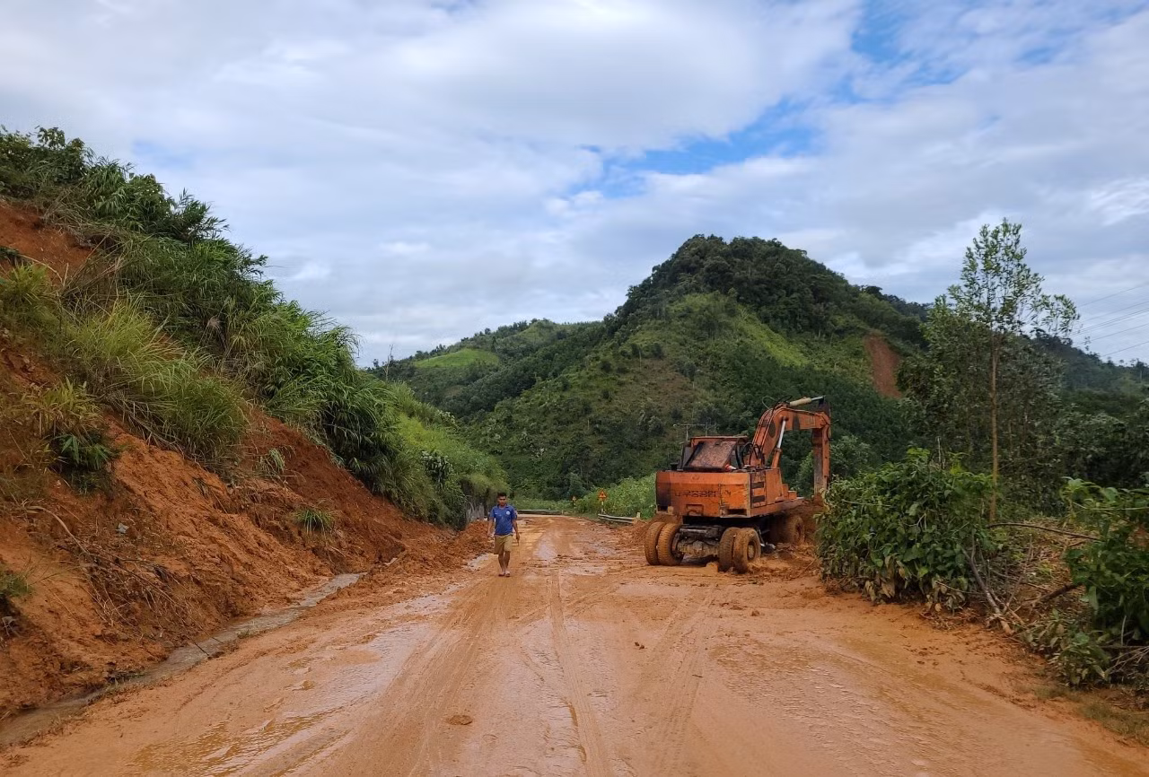 Khắc phục sạt lở hàng nghìn khối đất, đá trên đường Hồ Chí Minh qua tỉnh Thừa Thiên-Huế -0