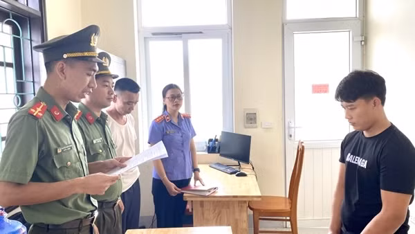 Khởi tố đối tượng tổ chức cho người khác ở lại Việt Nam trái phép