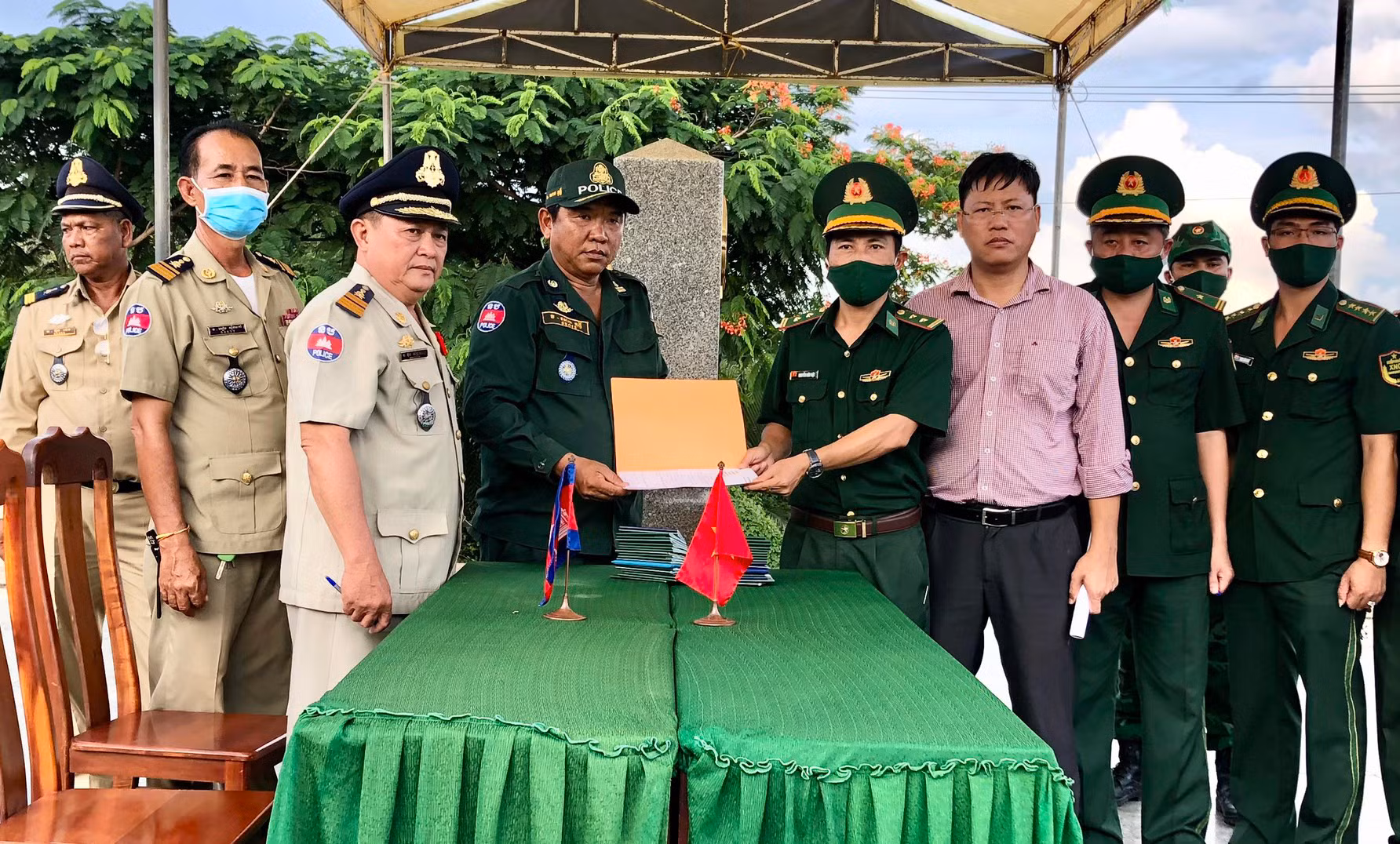 Tiếp nhận 226 công dân Việt Nam từ Campuchia về nước -0