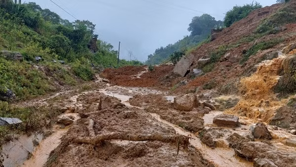 Mưa lũ cô lập 8.000 người dân ở 3 xã tại Kon Tum