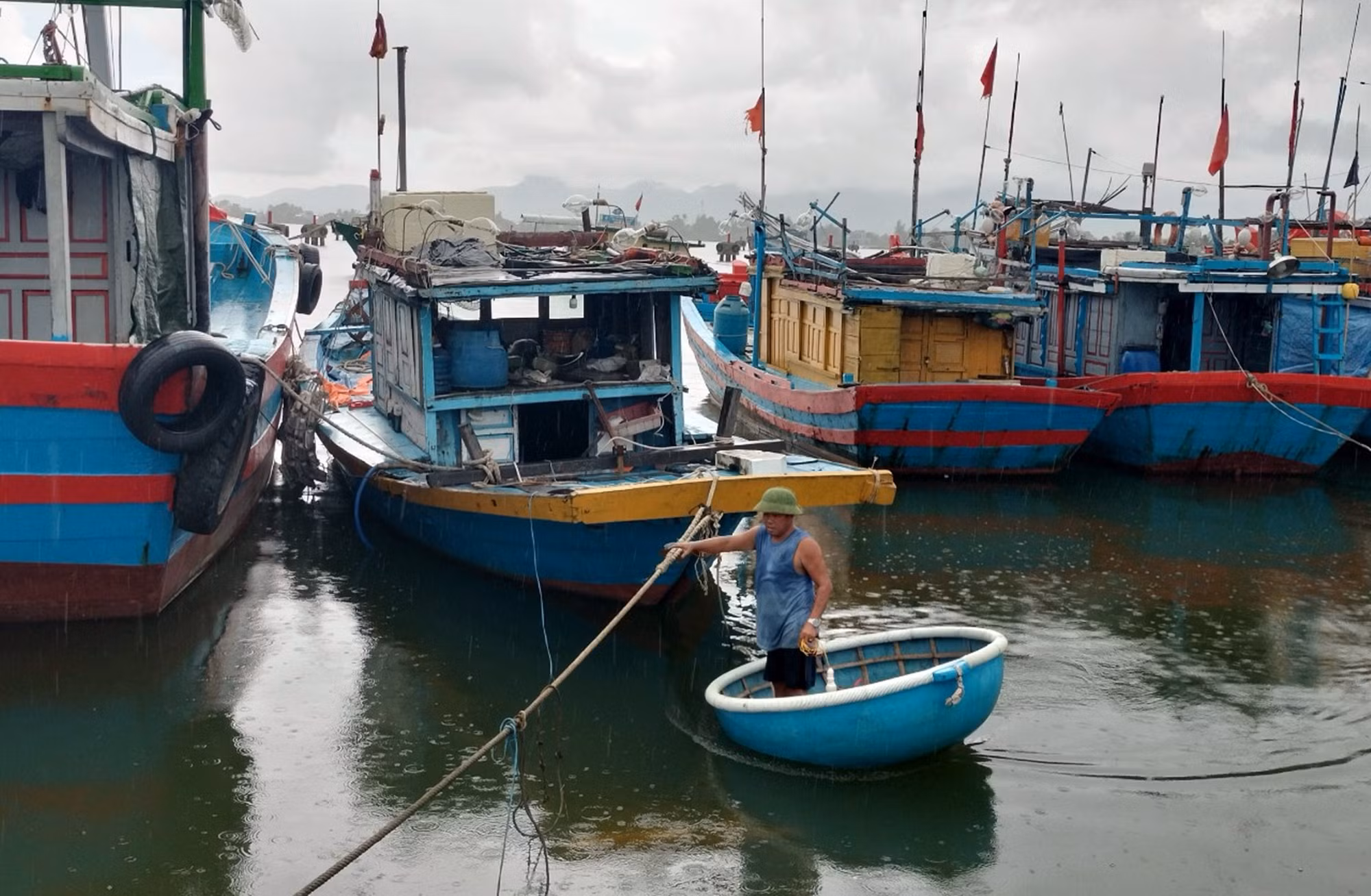 Cấm biển, triển khai sơ tán, di dời dân tránh bão số 4 -0