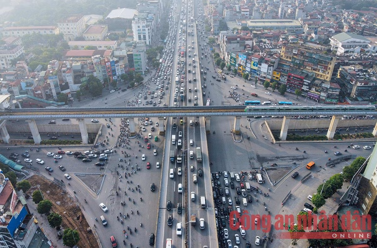 Nhiều lái xe đi vào làn khẩn cấp bị xử phạt và tước GPLX 3 tháng -0