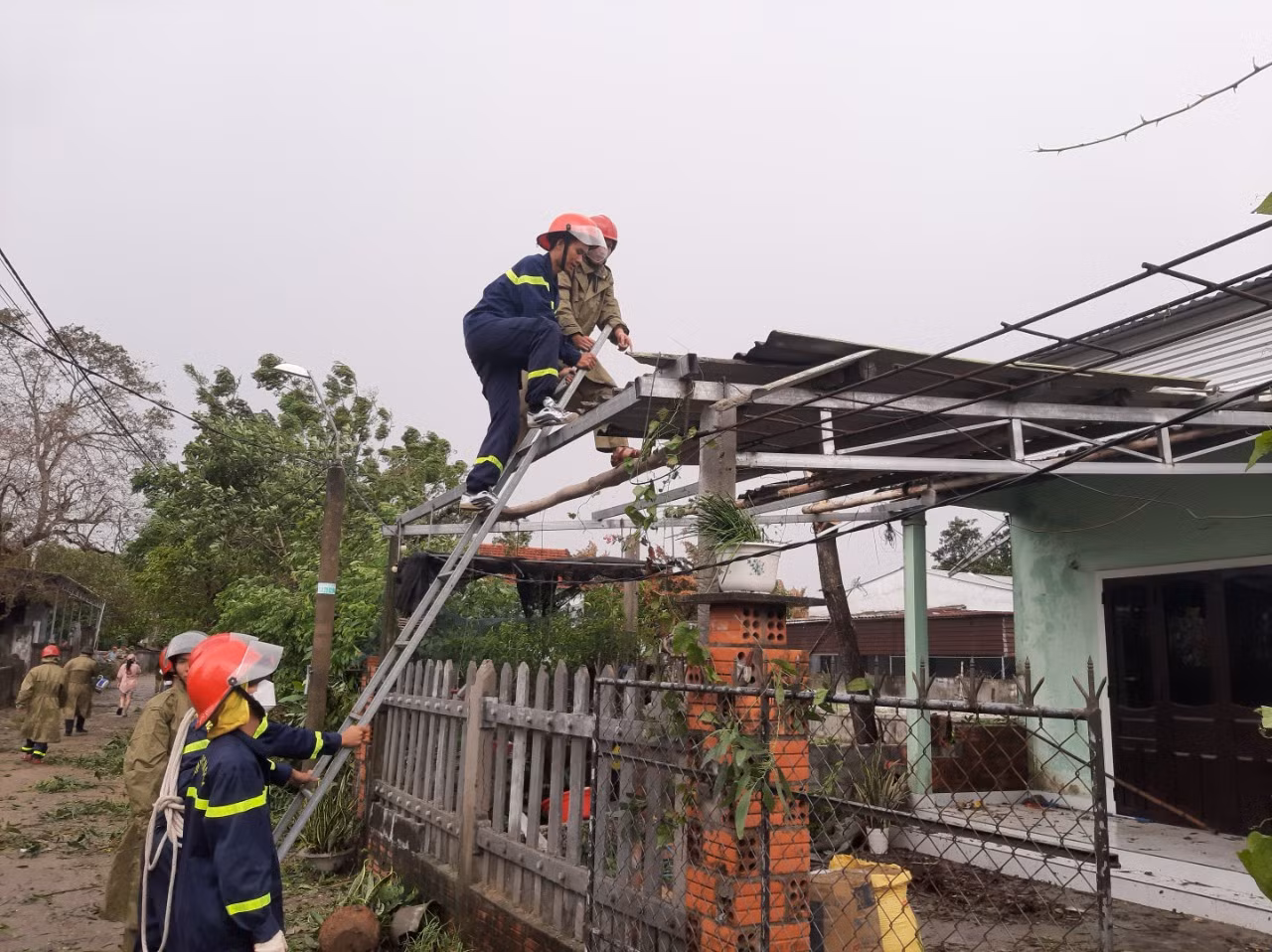 Những hình ảnh đẹp của lực lượng Công an giúp dân khắc phục hậu quả sau bão số 4 -0