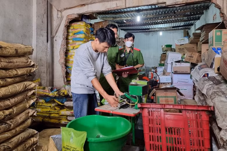 Bắt quả tang cơ sở sản xuất phân bón trái phép -0