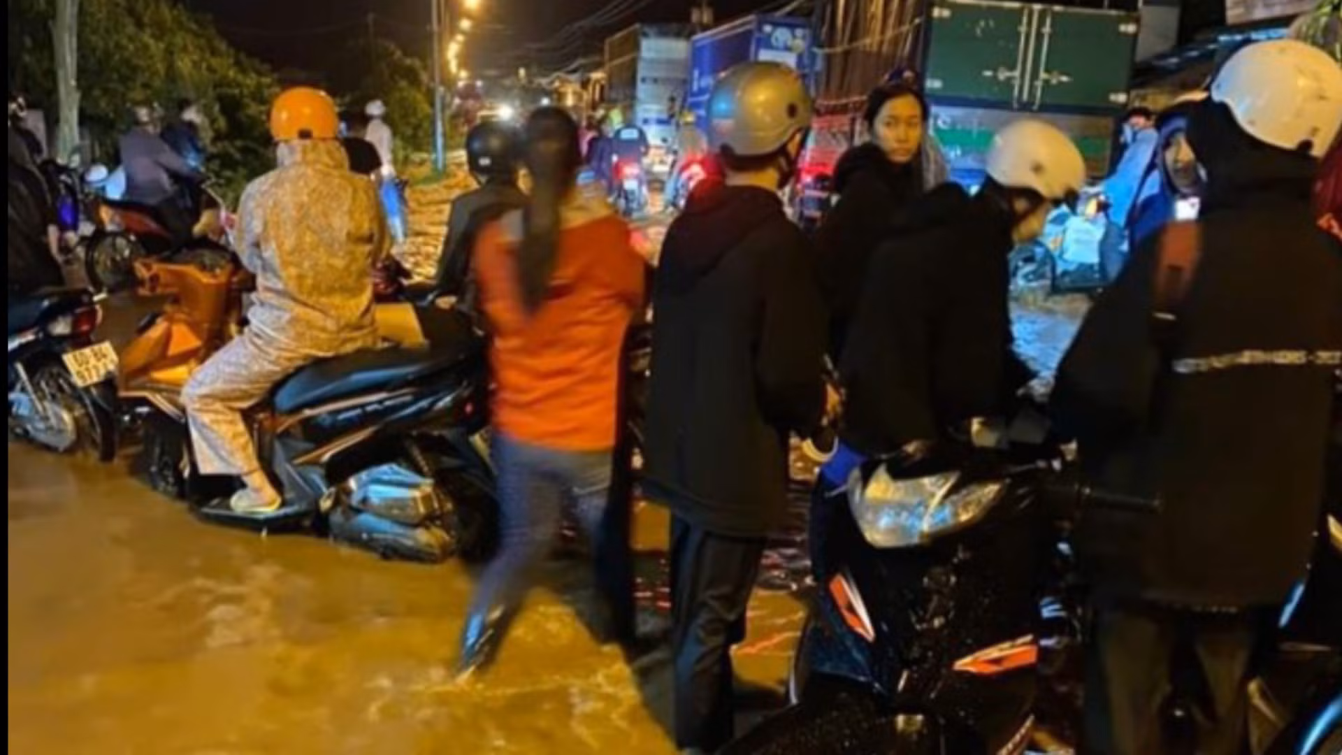 Nạn nhân bị nước cuốn trôi đã thoát nạn trở về nhà -0