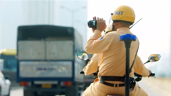 CSGT tuần tra mô tô, ghi hình phạt nguội xe vi phạm trên Vành đai 3
