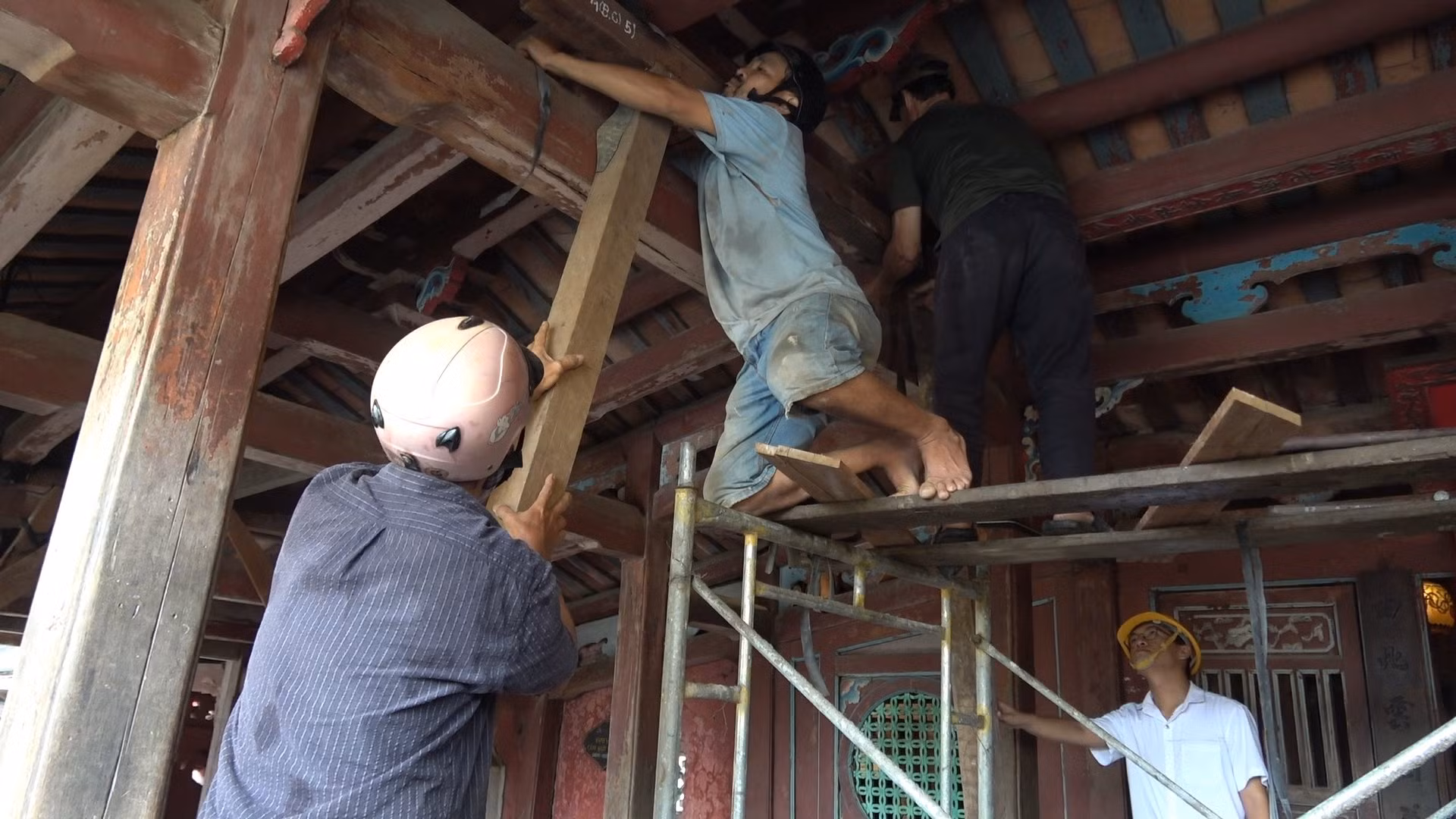 Phố cổ Hội An trước bão số 4: Chống đỡ bảo vệ di tích Chùa Cầu, tạm dừng cho khách tham quan -0