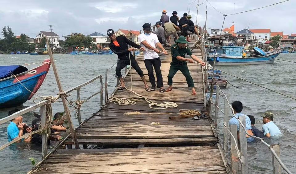 Mưa lớn nước lũ đổ về chia cắt cục bộ một số nơi phía tây Quảng Bình -0