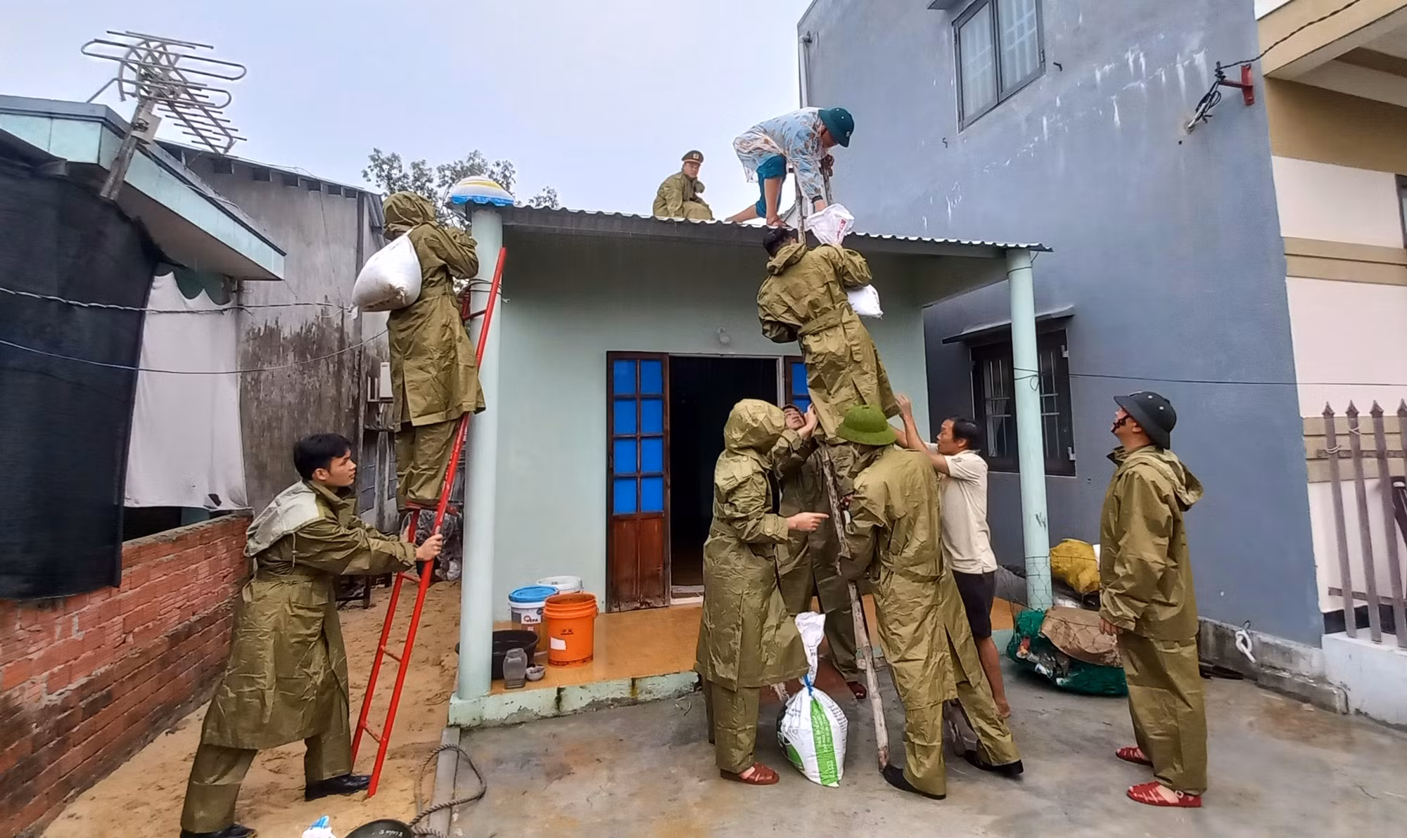 Gấp rút hoàn thành công tác ứng phó trước khi bão đổ bộ -0