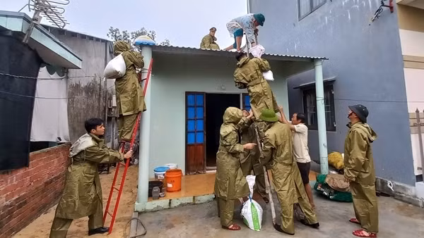 Ứng trực 100% quân số, chủ động phòng chống bão và giúp dân