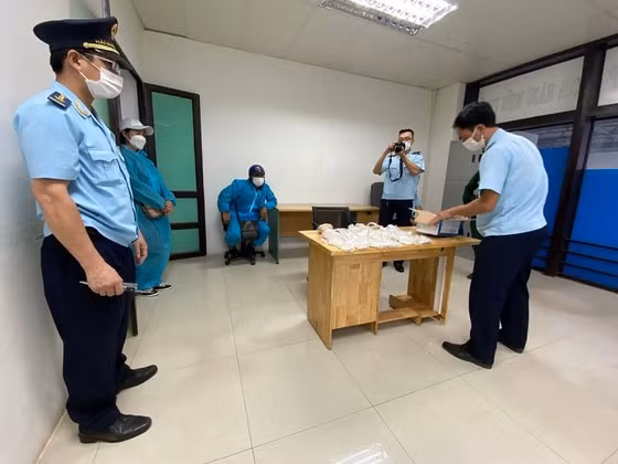 Bắt tạm giam đối tượng vận chuyển vàng và USD qua cửa khẩu quốc tế Lao Bảo -0