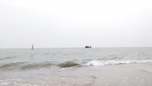 Trên đường tránh bão, một ngư dân rơi xuống biển mất tích