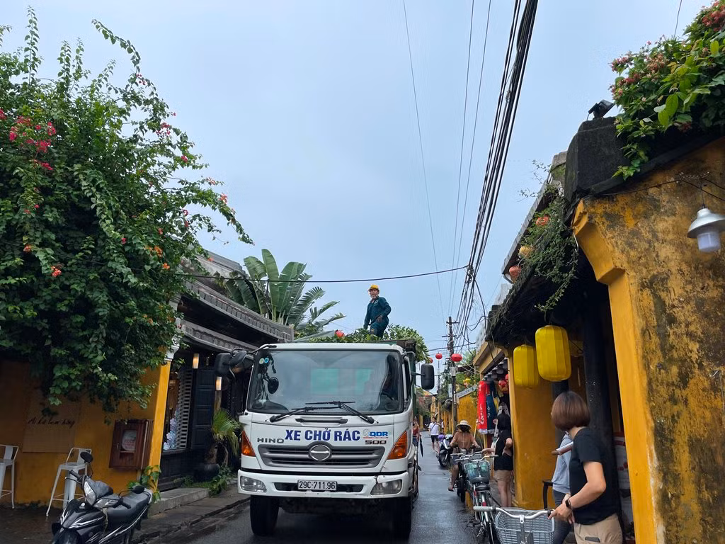 Hội An: Gia cố bờ biển Cửa Đại, chống đỡ để bảo vệ di tích Chùa Cầu và tạm dừng bán vé tham quan phố cổ trước bão số 4 đổ bộ -1