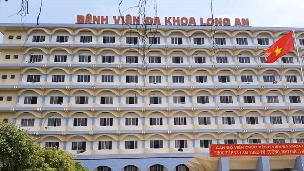 Sáu côn đồ giả bệnh nhân vào bệnh viện đập phá